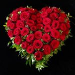 Trauerherz mit roten Rosen