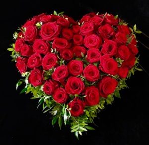 Trauerherz mit roten Rosen